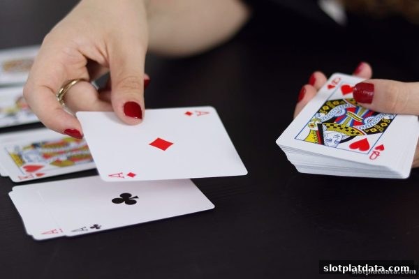 德州扑克与麻将的深度博弈：局势判断、心理战术与slots平台的实战指南